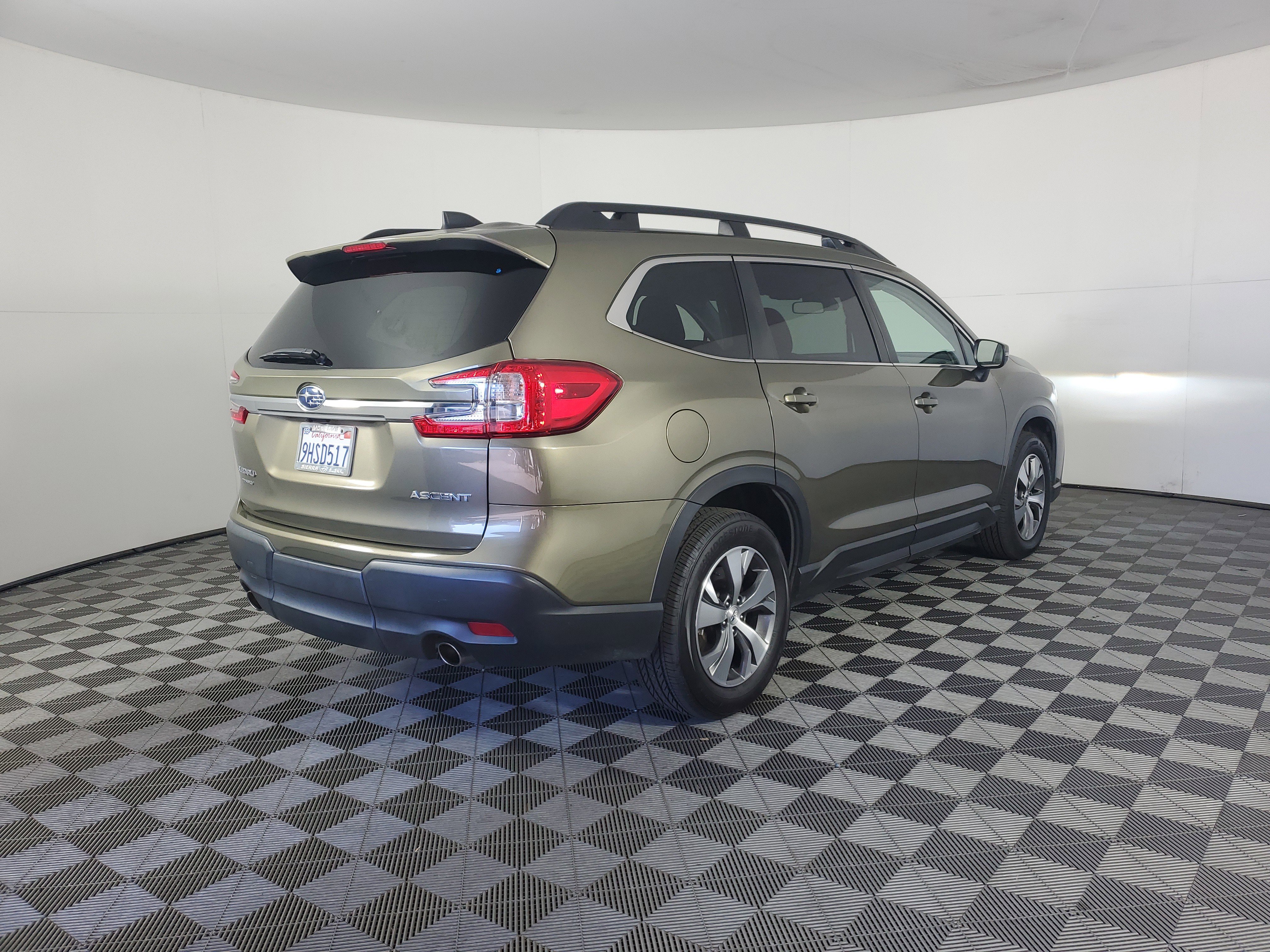 Used 2023 Subaru Ascent Premium image 4
