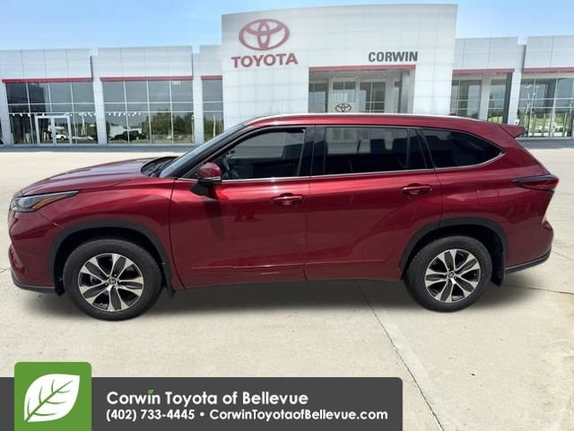 Used 2022 Toyota Highlander XLE AWD/4WD image 19