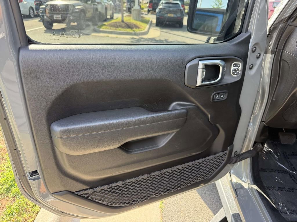 Certified 2023 Jeep Wrangler Unlimited w/ Cold Weather Group AWD/4WD image 33