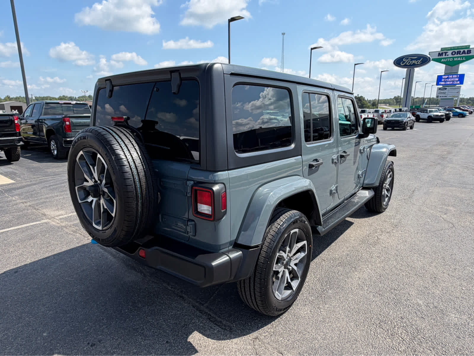 Used 2024 Jeep Wrangler Unlimited w/ Convenience Group AWD/4WD image 5