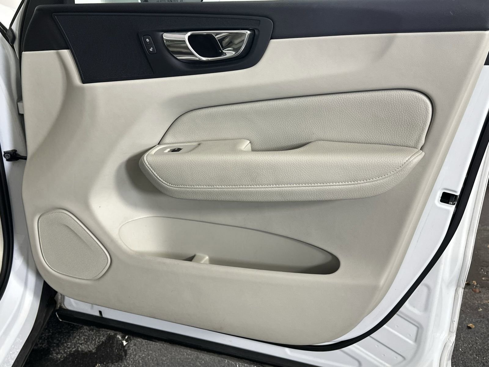 Used 2018 Volvo XC60 T5 Momentum w/ Convenience Package image 31