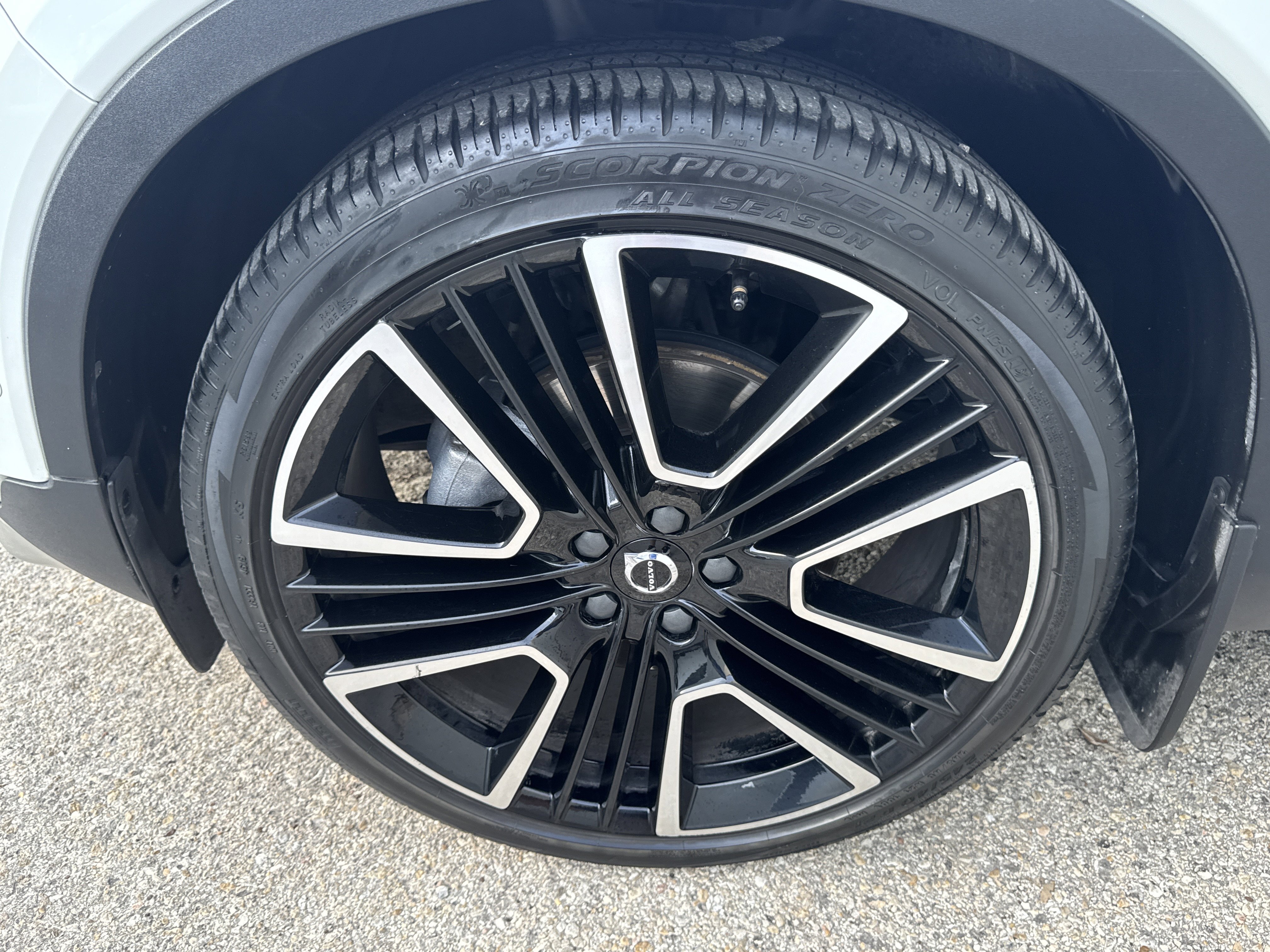 Used 2021 Volvo XC40 T5 R-Design w/ Advanced Package AWD/4WD image 11