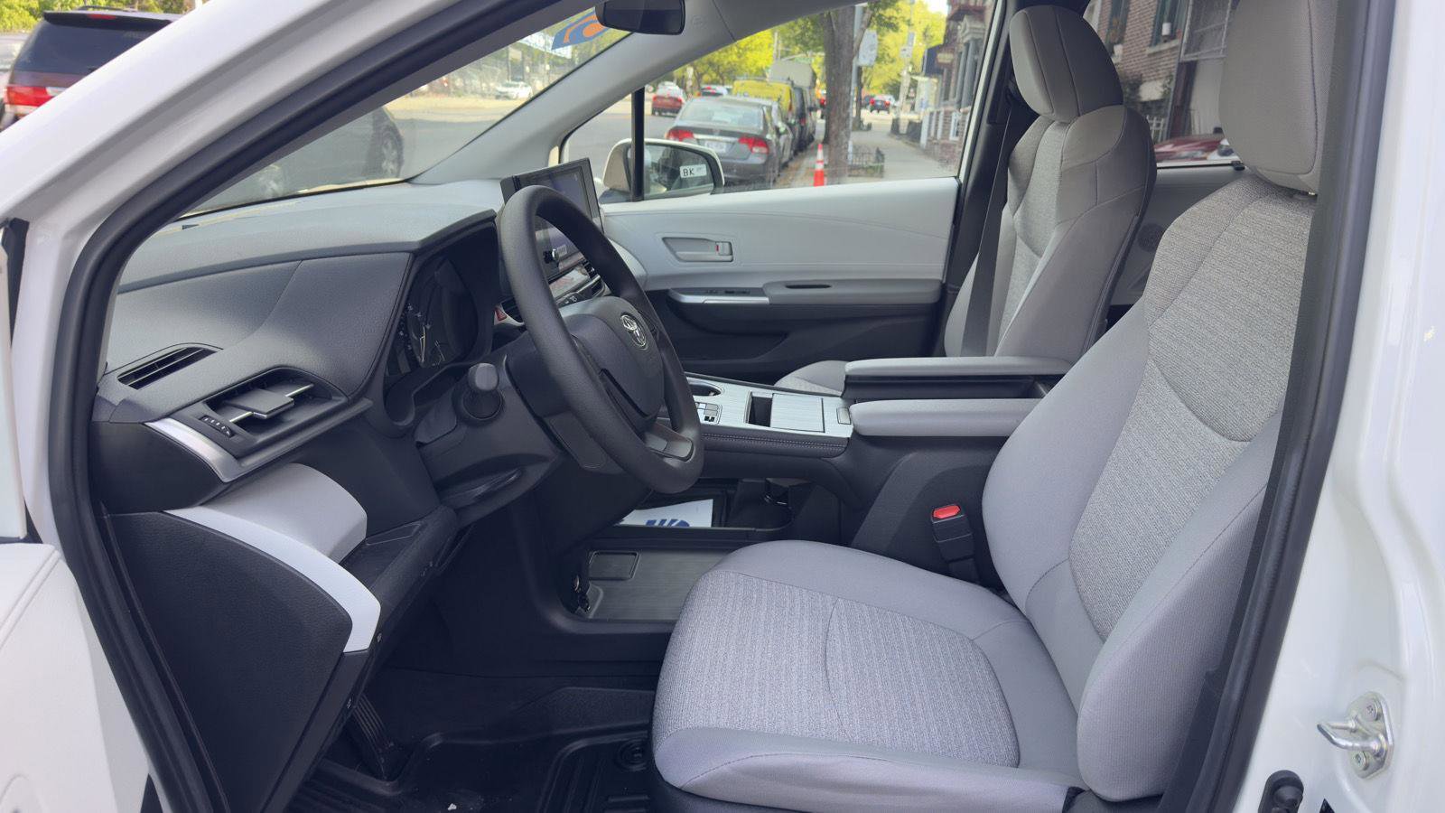 Used 2025 Toyota Sienna LE FWD image 22