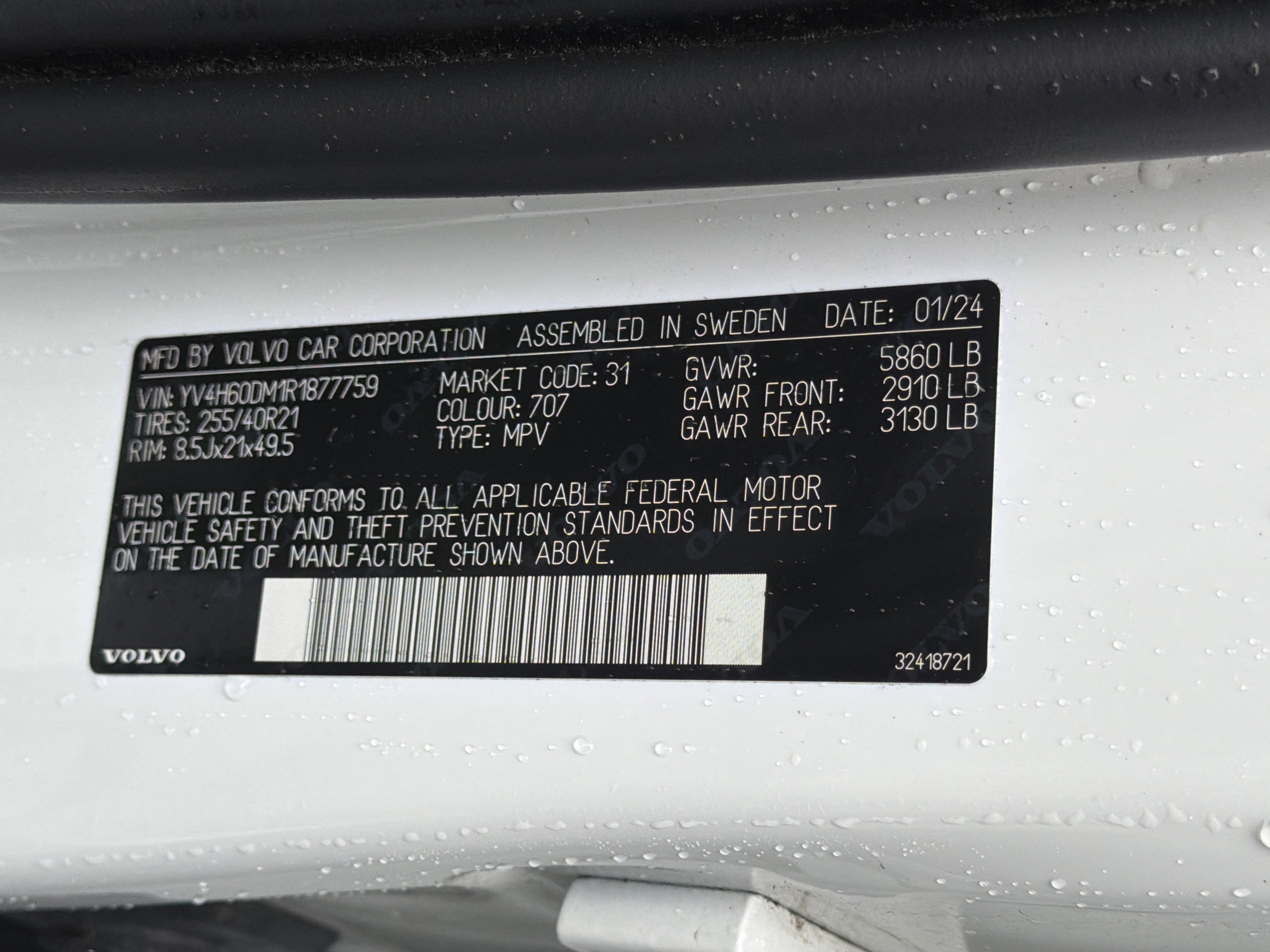 Certified 2024 Volvo XC60 T8 Ultimate w/ Climate Package image 37