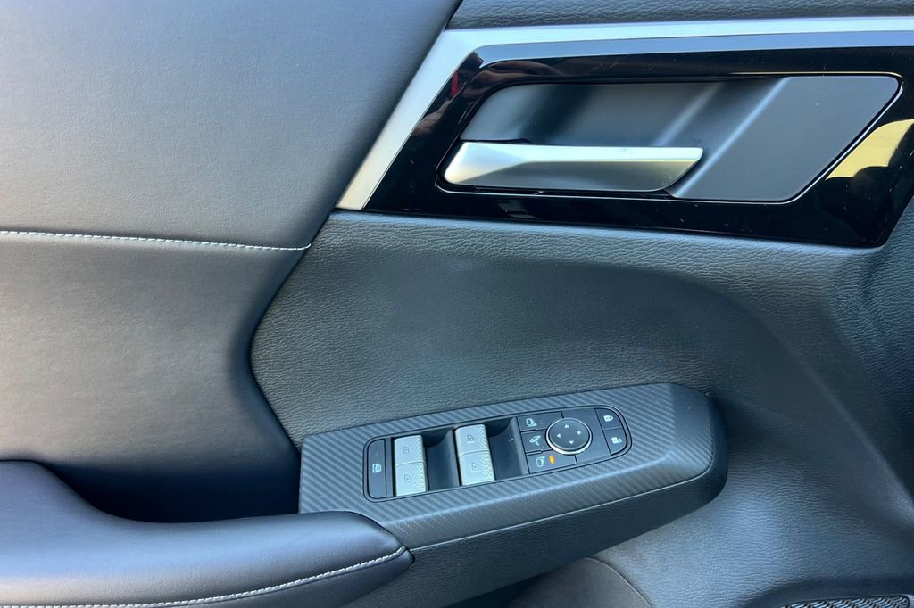 New 2025 Mitsubishi Outlander SE image 12