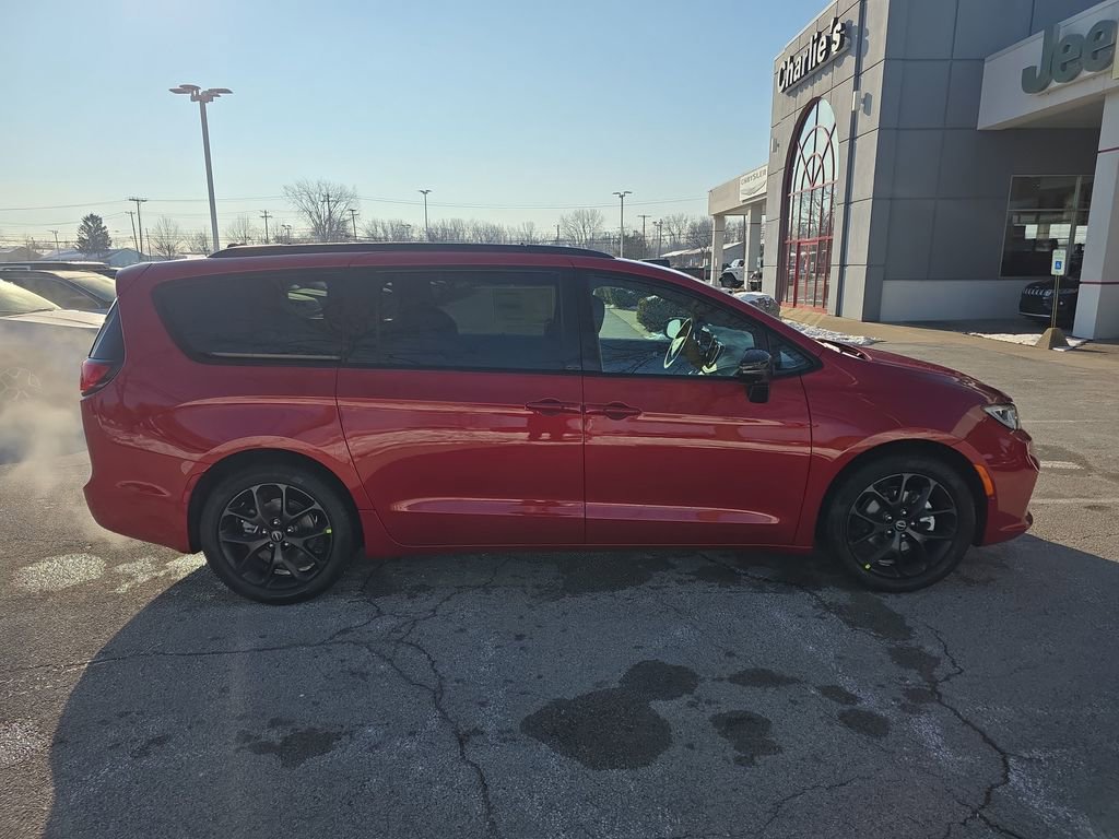 New 2026 Chrysler Pacifica Select image 6