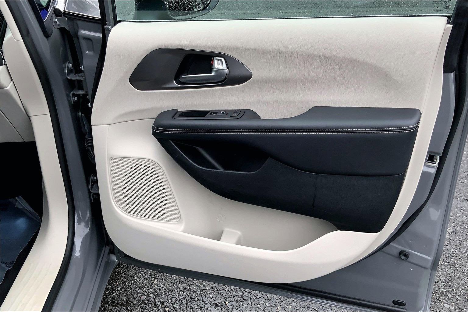 Certified 2023 Chrysler Pacifica Touring-L image 19