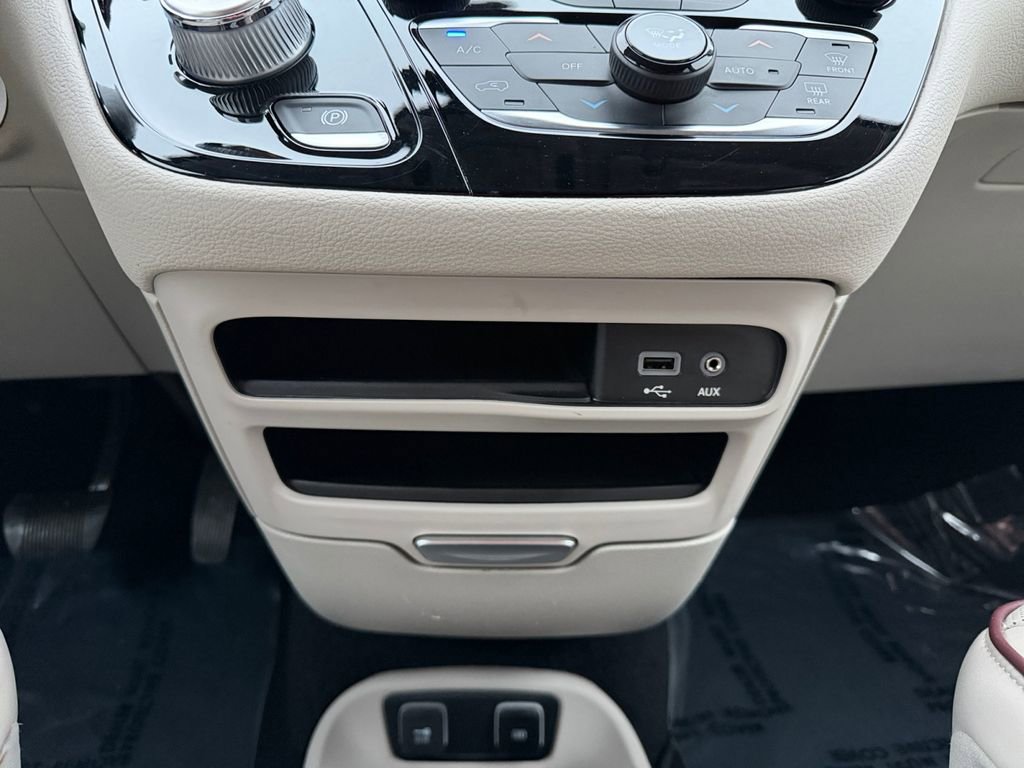 Used 2020 Chrysler Pacifica Limited image 28