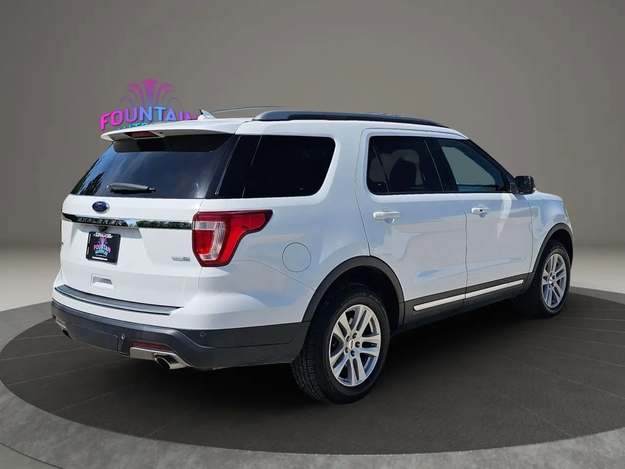 Used 2018 Ford Explorer XLT w/ Equipment Group 202A AWD/4WD image 5