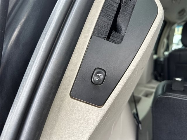 Used 2014 Chrysler Town & Country Touring FWD image 19