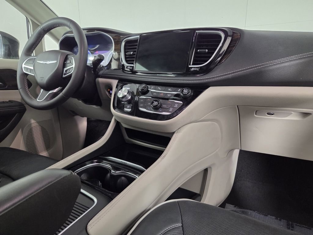 Certified 2024 Chrysler Pacifica Limited image 29
