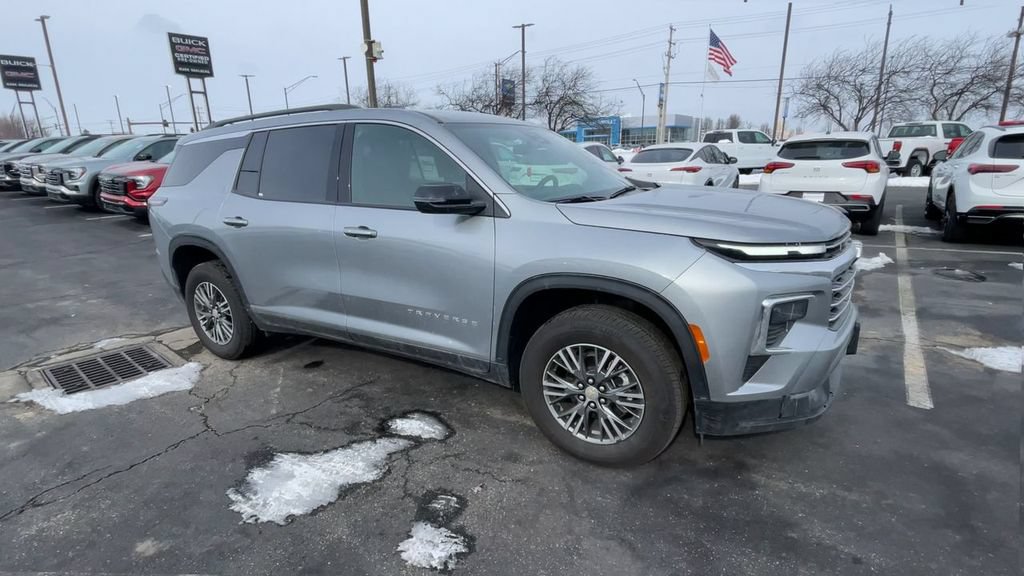 Used 2025 Chevrolet Traverse LT FWD image 3