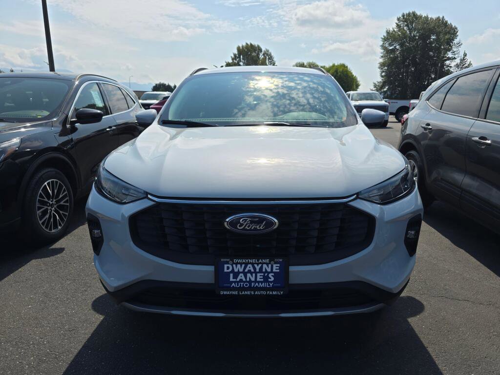 New 2025 Ford Escape SE w/ Class II Trailer Tow Package FWD image 2