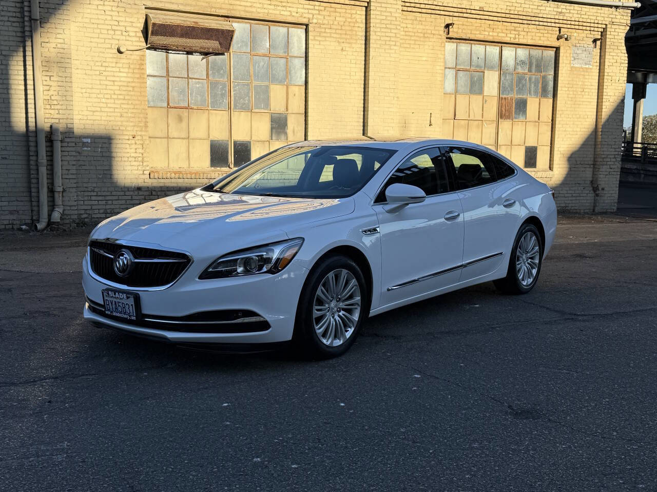 Used 2019 Buick LaCrosse Essence image 2