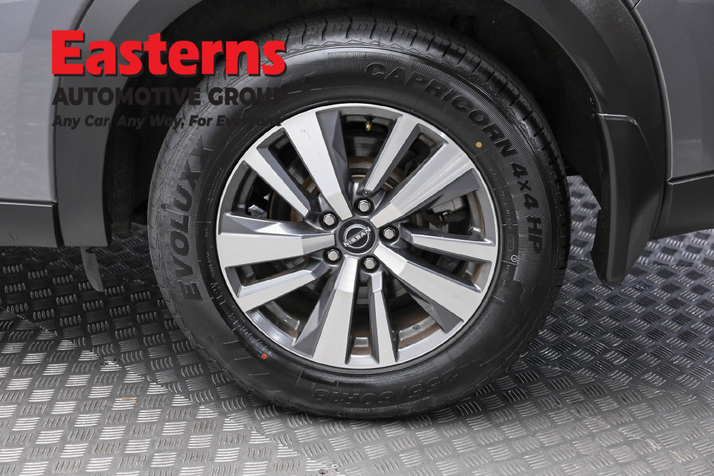 Used 2024 Nissan Pathfinder SL w/ Black Appearance Package AWD/4WD image 9