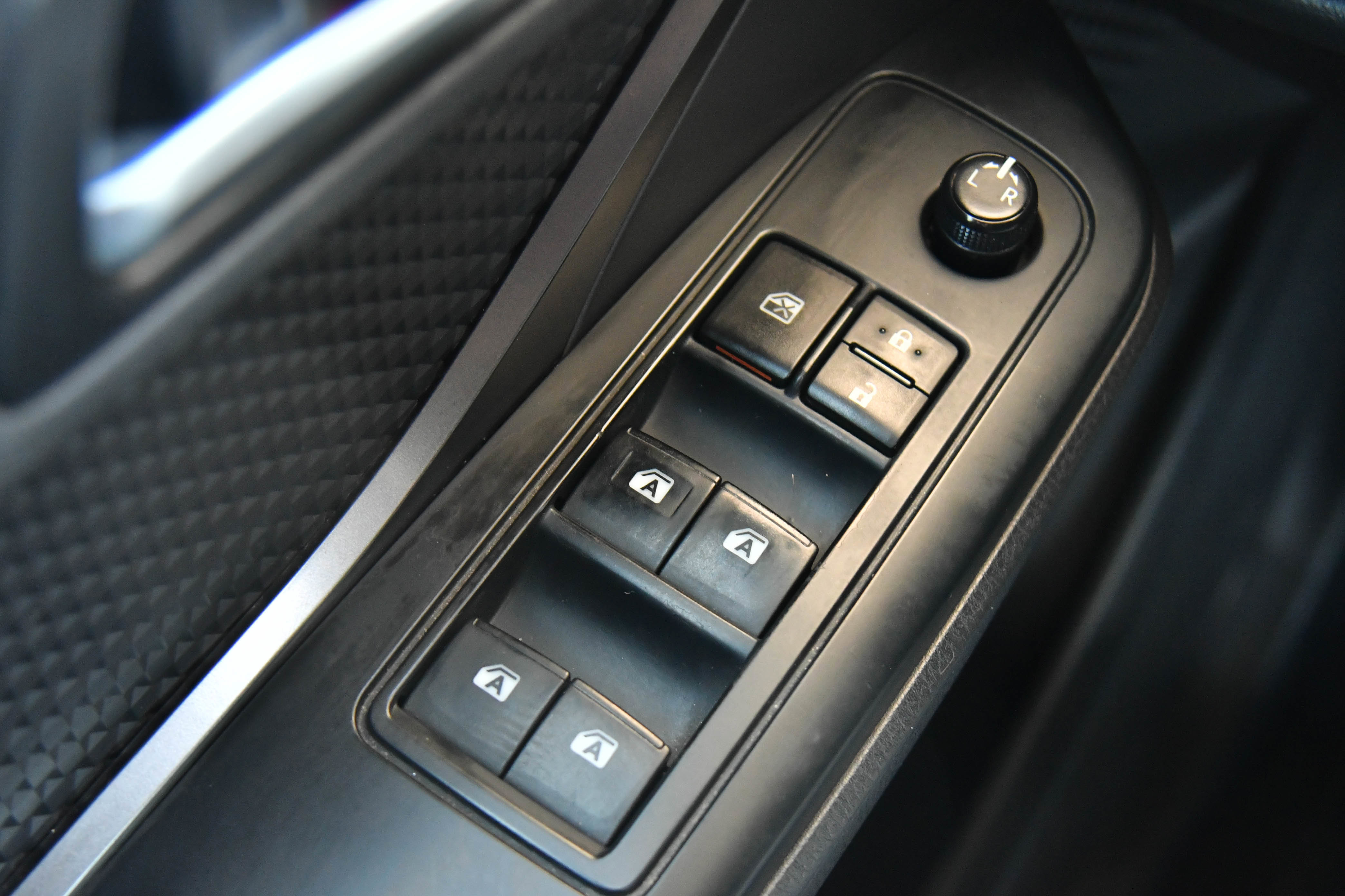 Used 2019 Toyota C-HR LE image 30