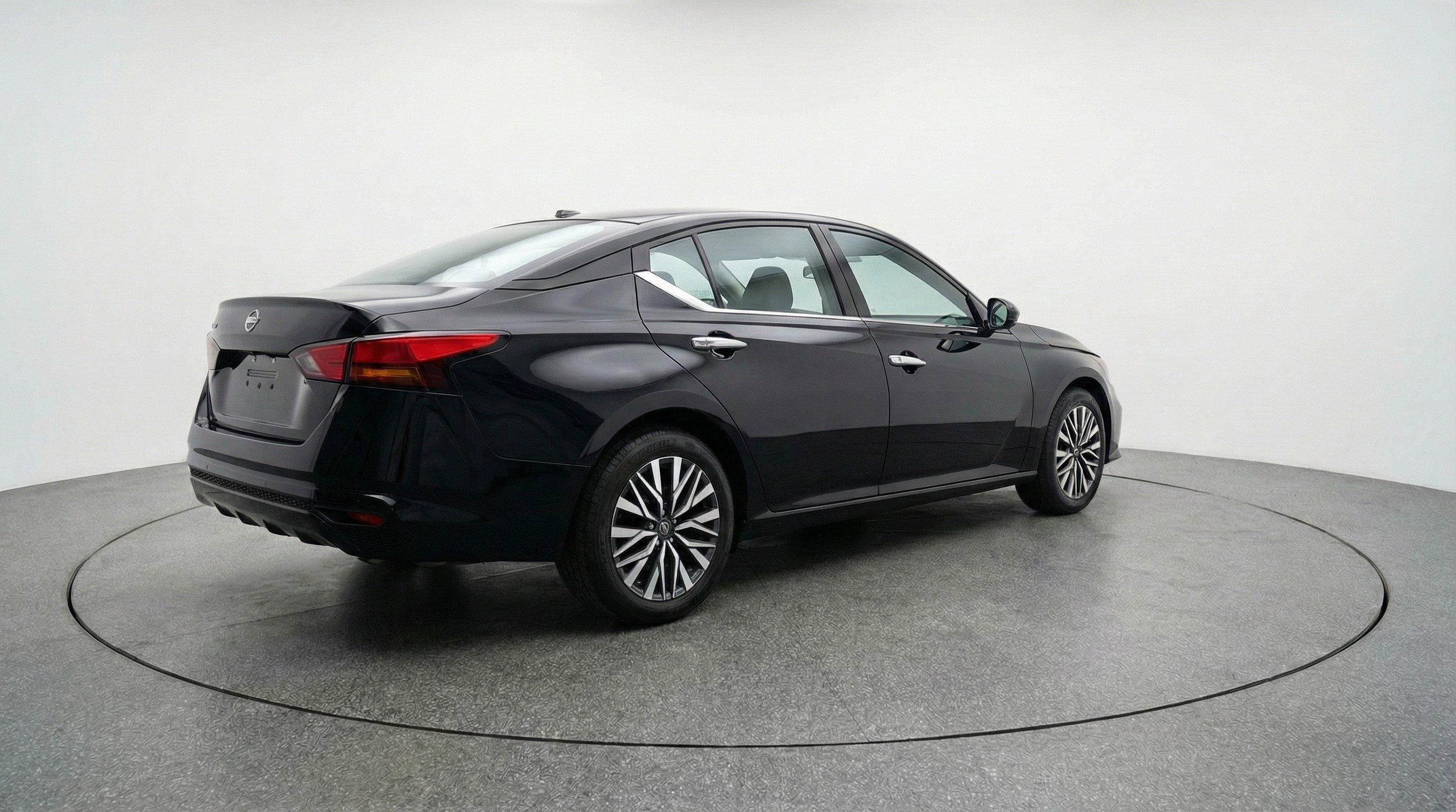 Used 2025 Nissan Altima 2.5 SV FWD image 9
