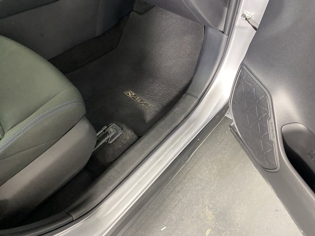 Used 2025 Toyota RAV4 SE image 32