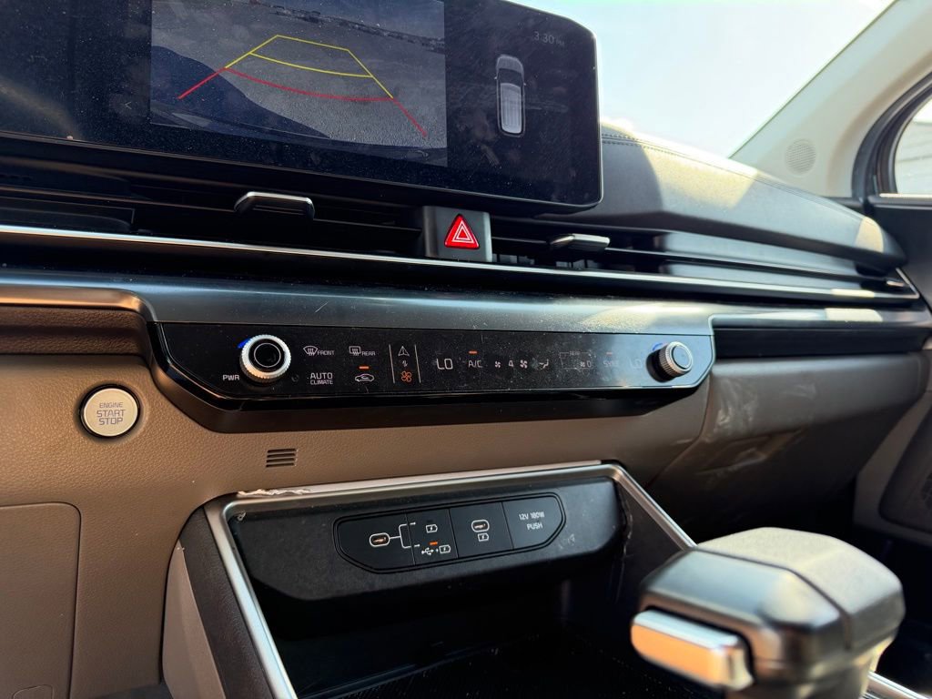 Used 2025 Kia Carnival LX FWD image 25