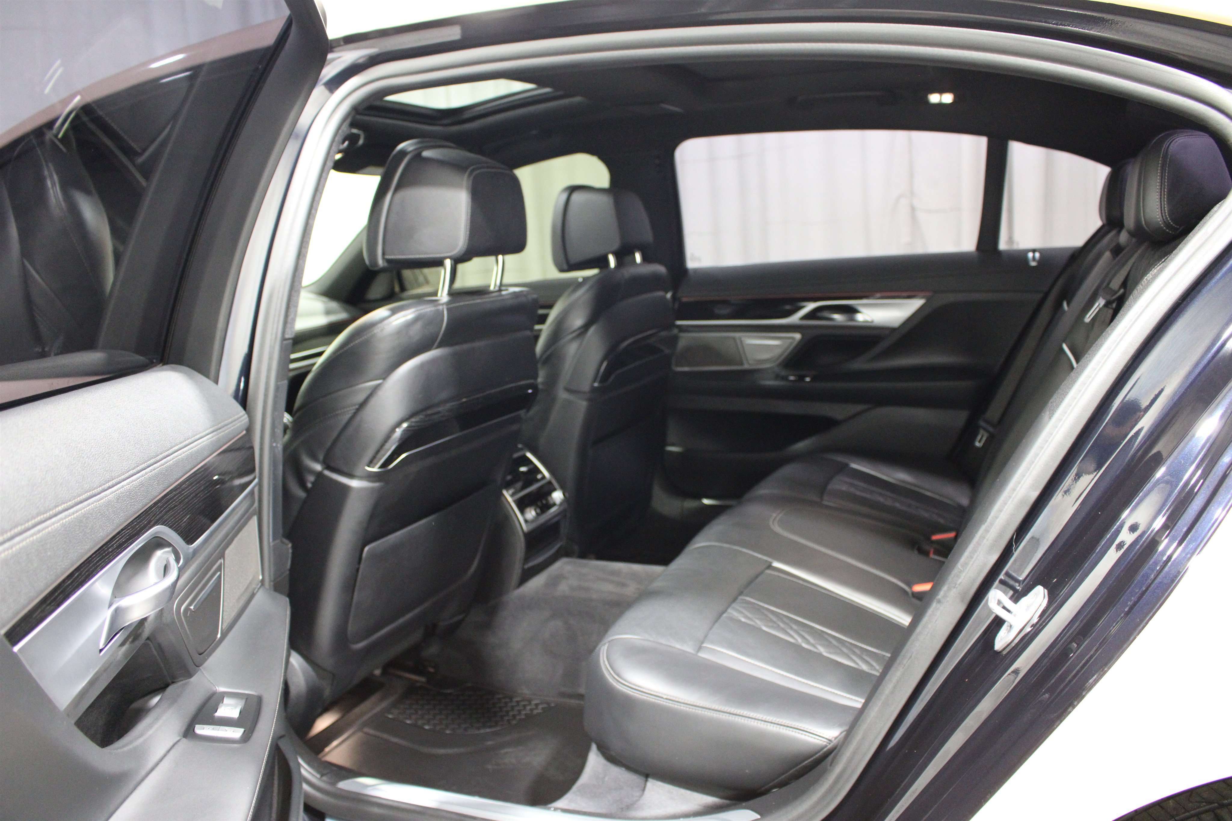 Used 2019 BMW 750i xDrive w/ M Sport Package AWD/4WD image 23