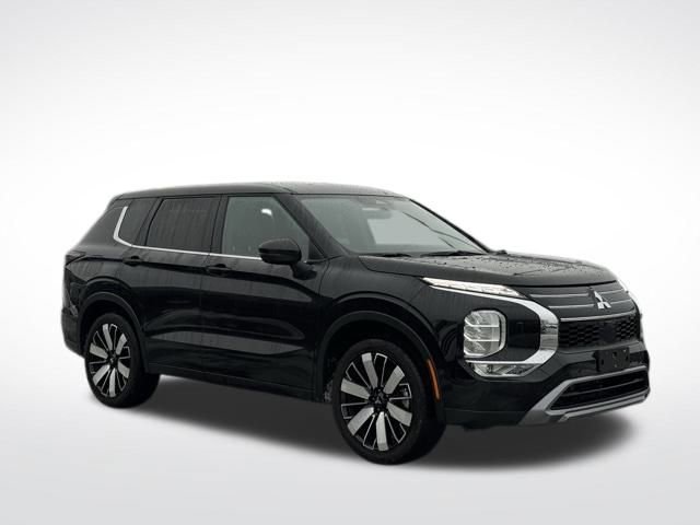 Used 2025 Mitsubishi Outlander SE image 4