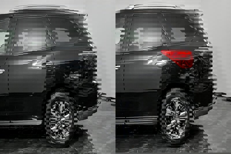 Used 2019 Nissan Pathfinder SV image 8