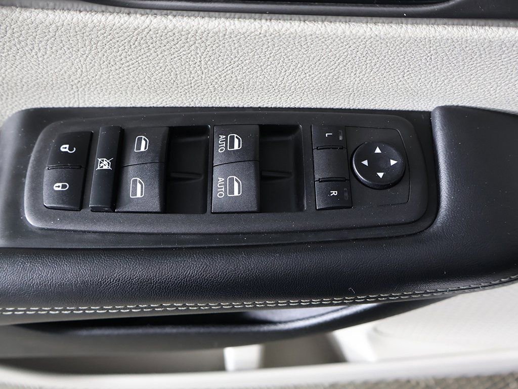 Used 2023 Chrysler Pacifica Touring-L image 36