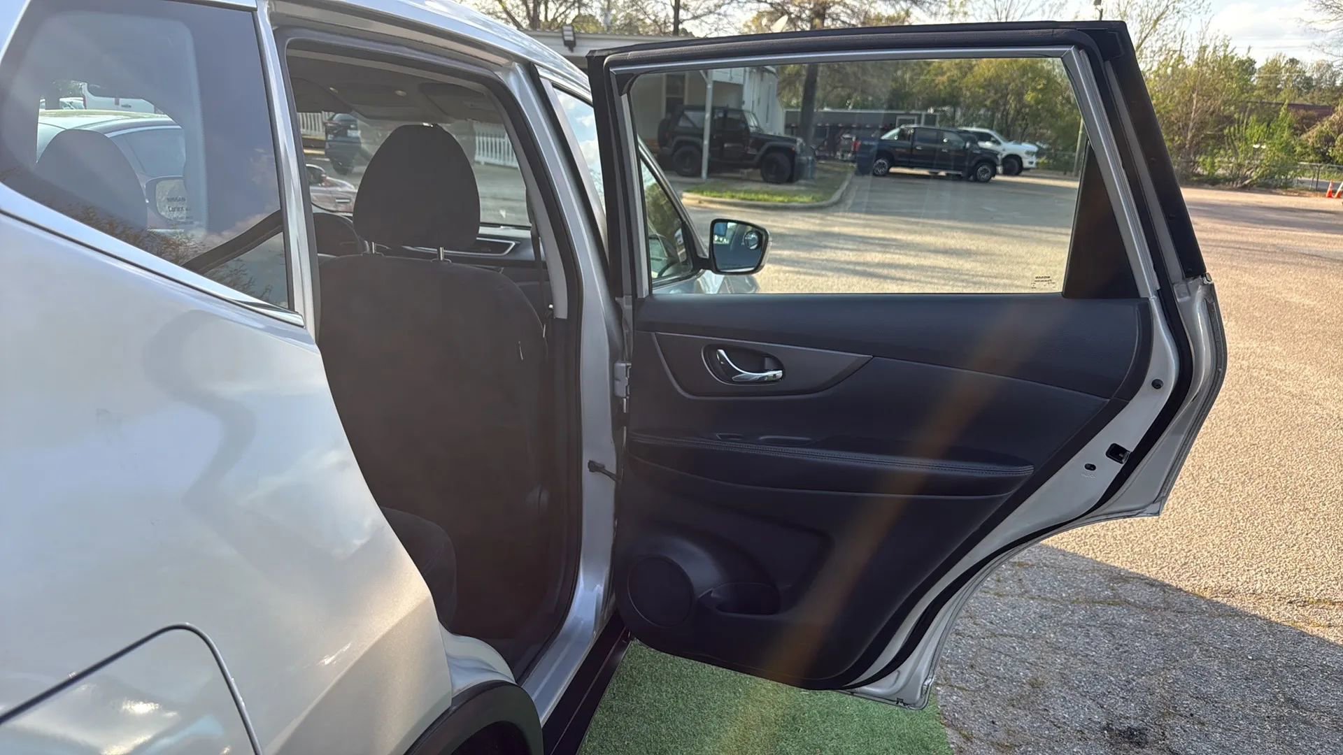 Used 2015 Nissan Rogue S image 21