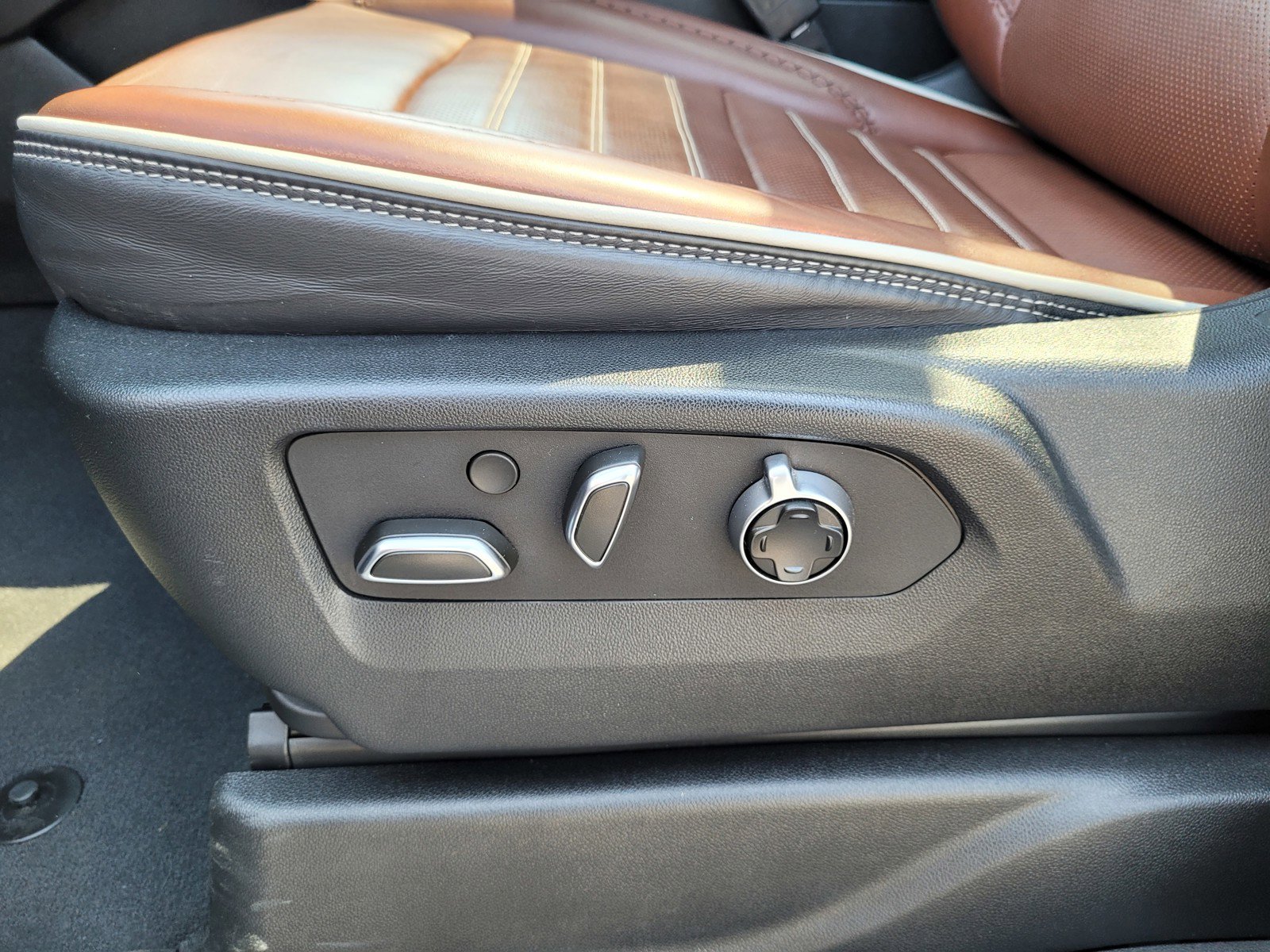 Used 2024 GMC Yukon Denali Ultimate image 11