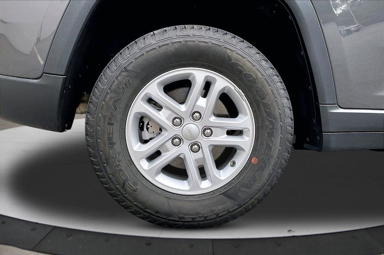 Used 2023 Jeep Grand Cherokee Laredo image 36