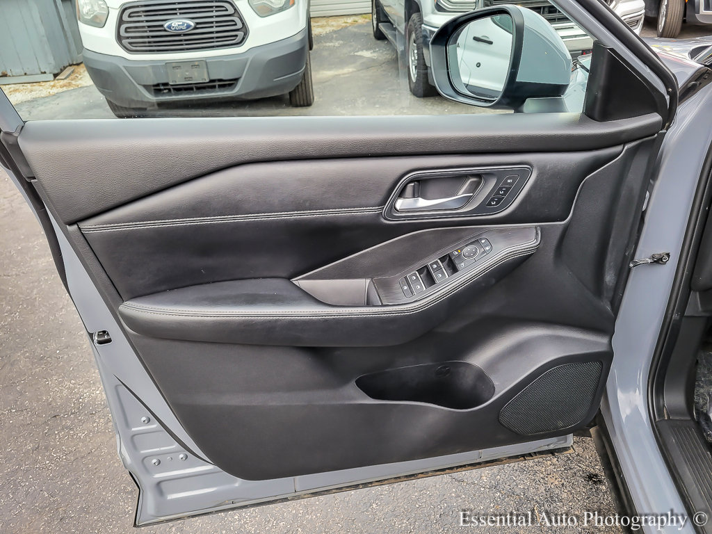 Used 2025 Nissan Rogue SL w/ Tech Package image 26