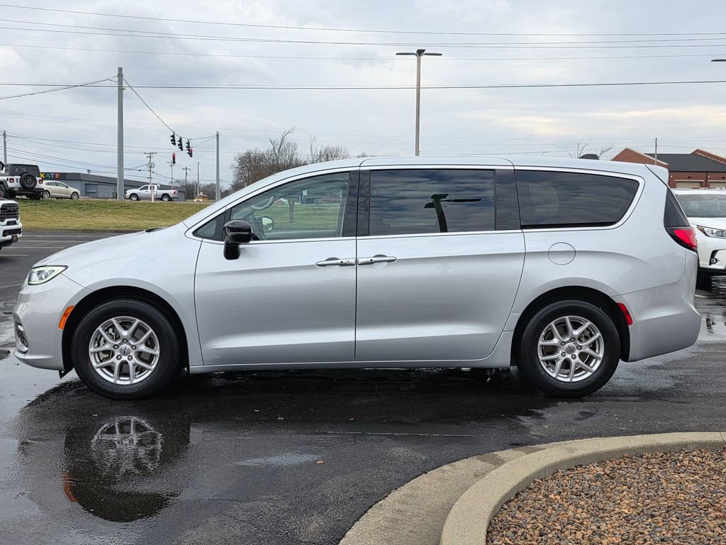 Used 2024 Chrysler Pacifica Touring-L image 8