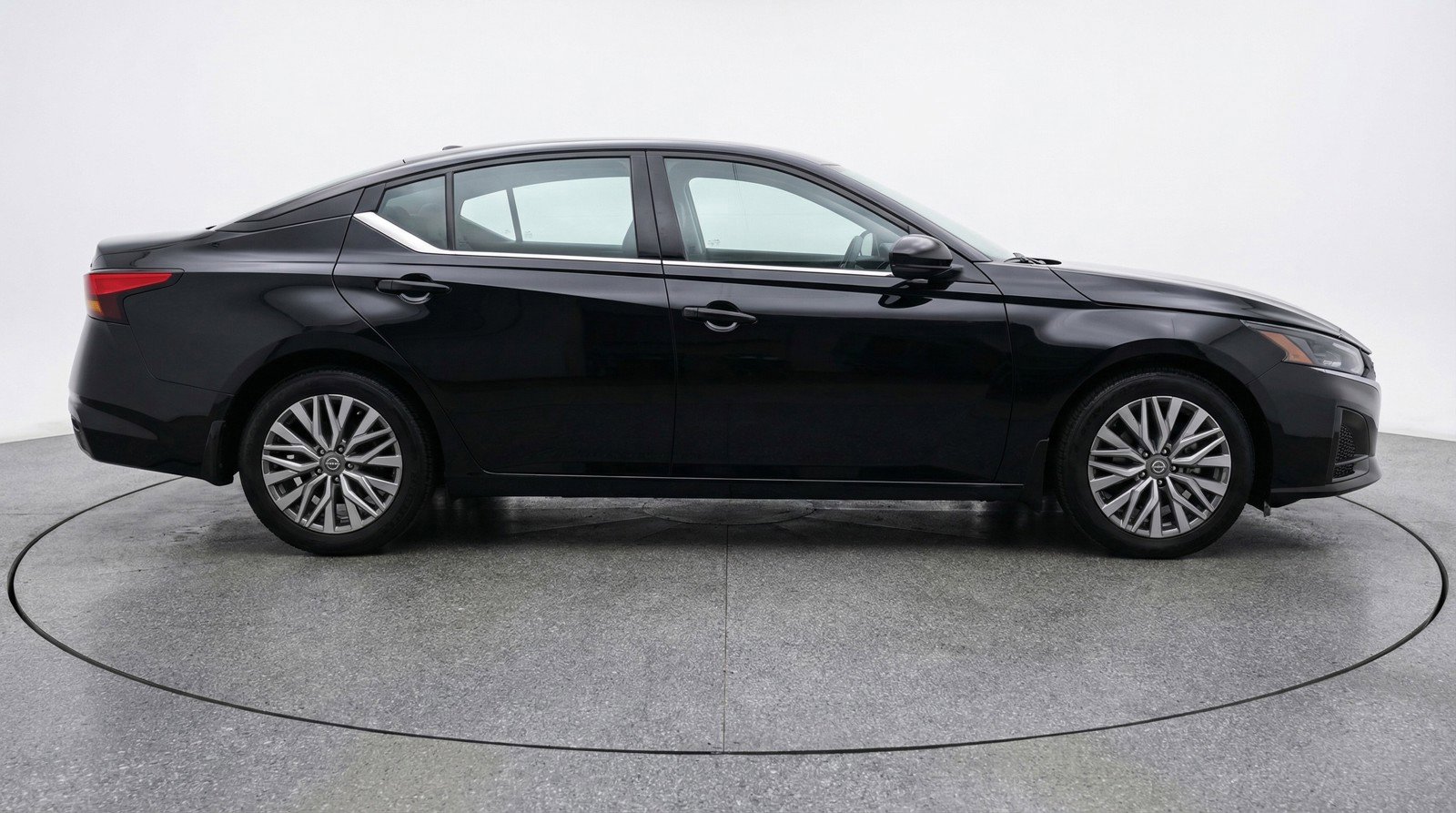 Used 2025 Nissan Altima 2.5 SV image 11