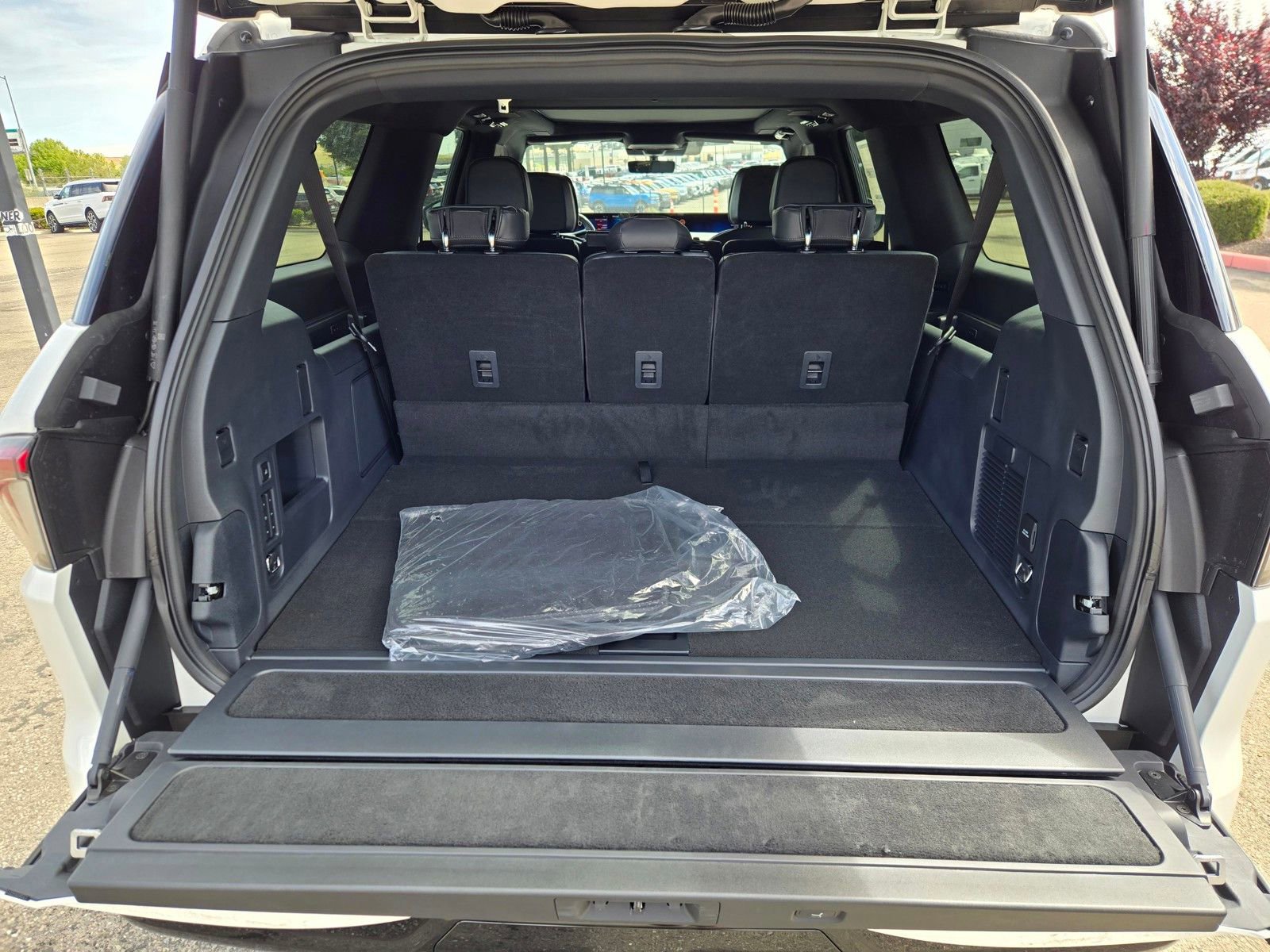 New 2026 Lincoln Navigator L Reserve AWD/4WD image 13