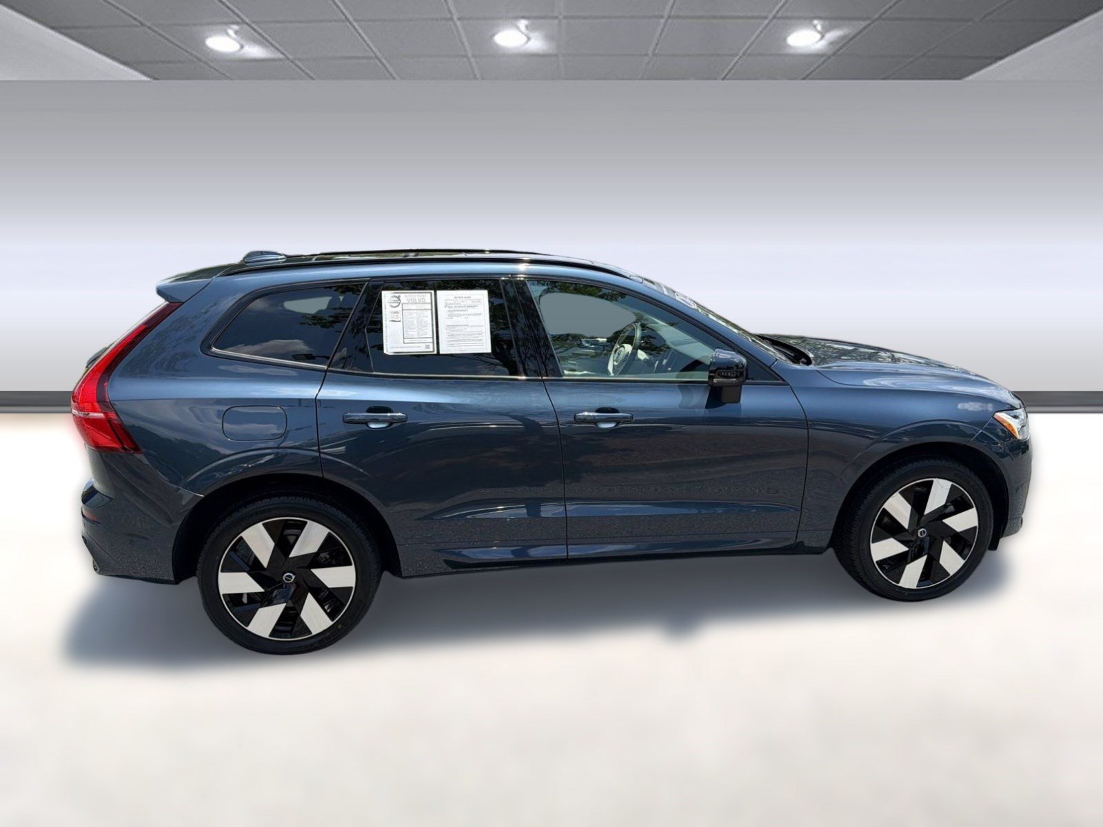 Used 2024 Volvo XC60 T8 Plus w/ Climate Package AWD/4WD image 8