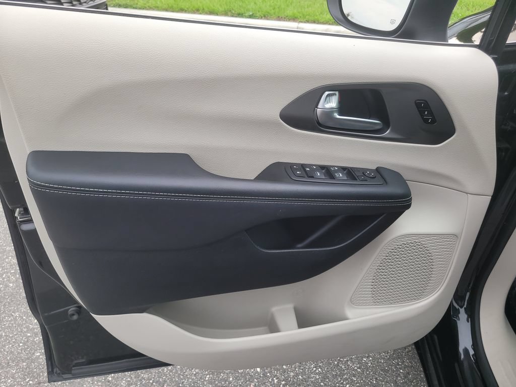 Certified 2023 Chrysler Pacifica Touring-L FWD image 17