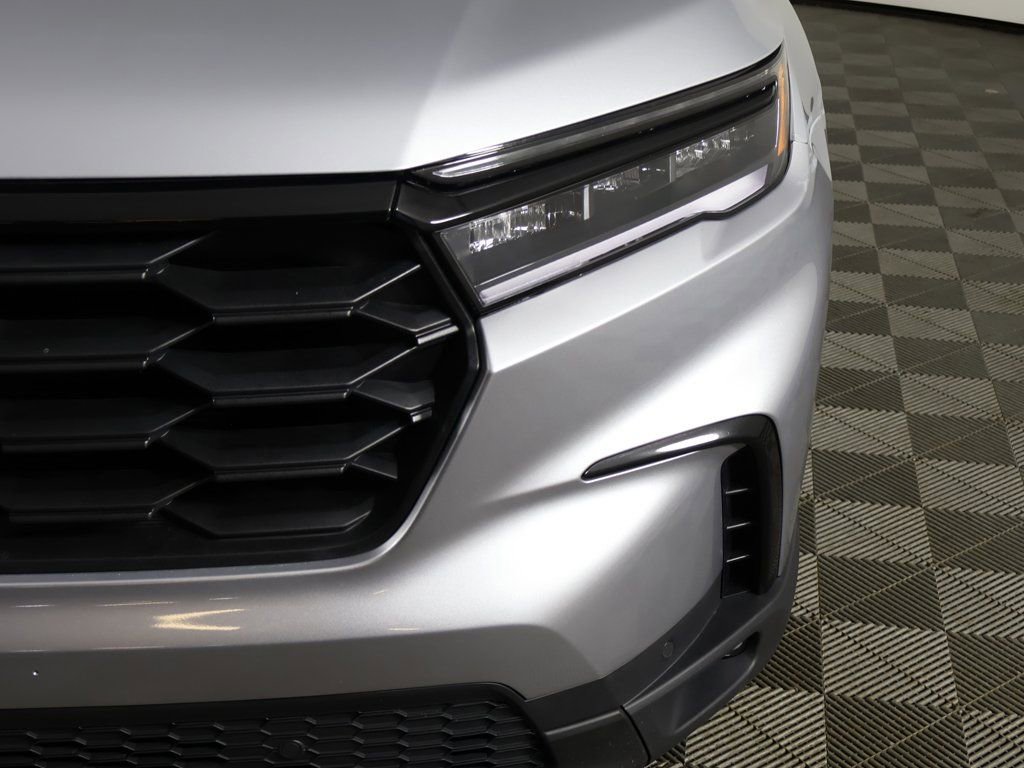 Used 2025 Honda Pilot Sport image 14