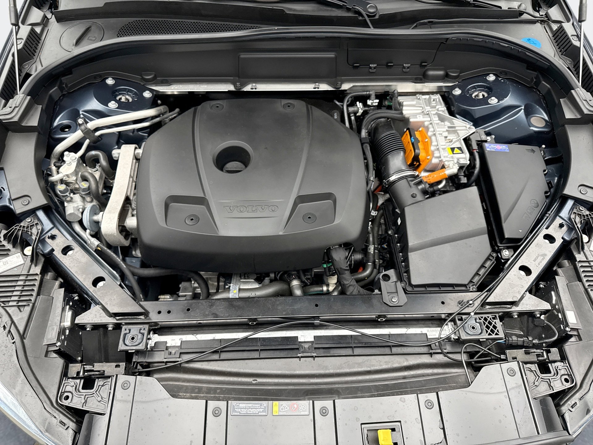 Used 2025 Volvo XC60 T8 Plus w/ Climate Package image 28