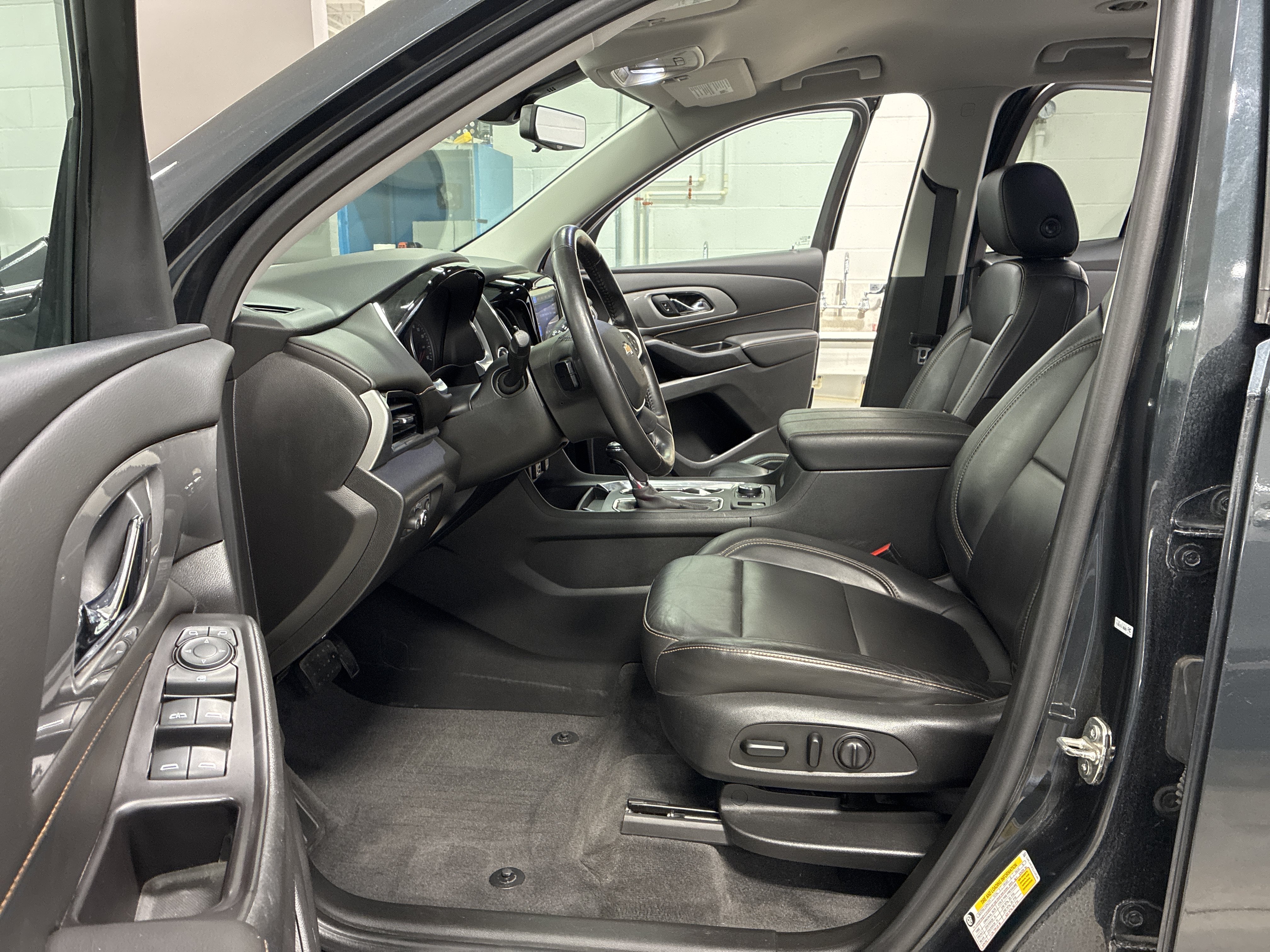 Used 2020 Chevrolet Traverse LT w/ LT Premium Package AWD/4WD image 15