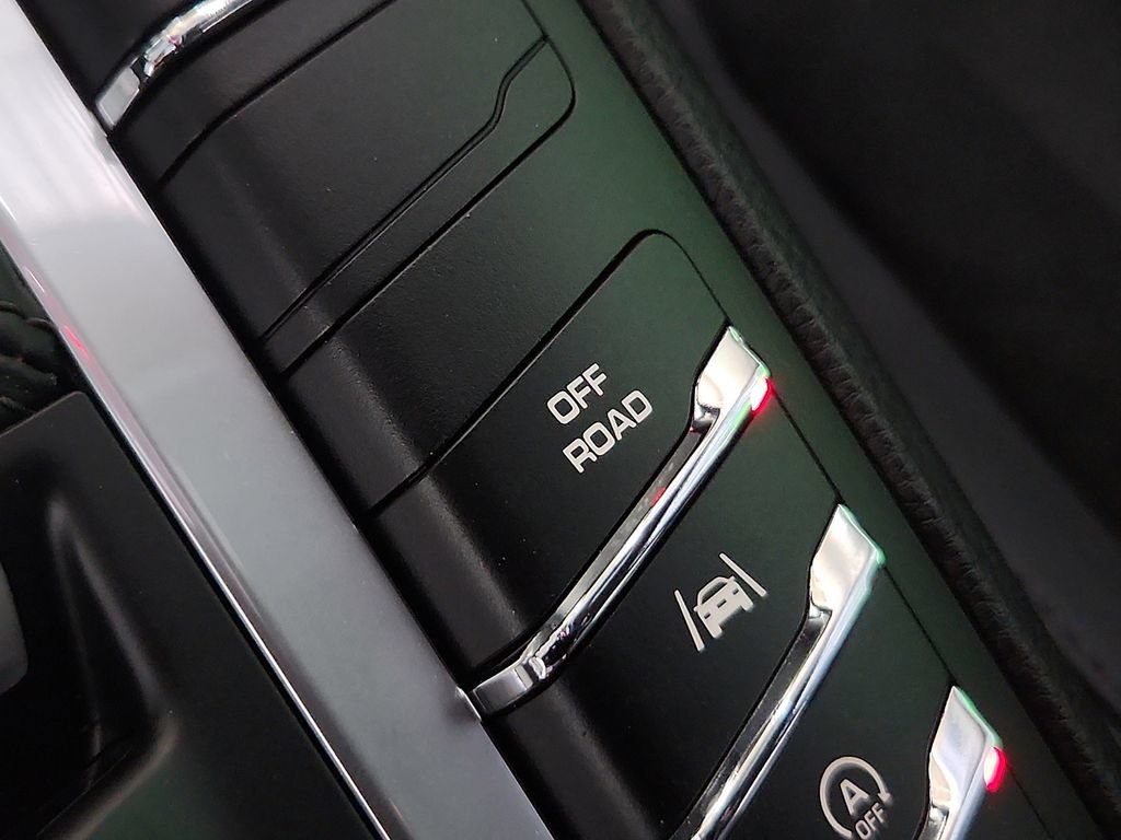 Used 2018 Porsche Macan AWD/4WD image 23