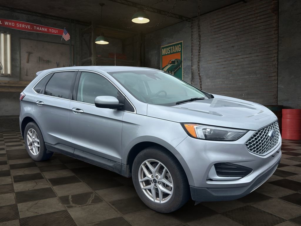 Used 2023 Ford Edge SEL image 2