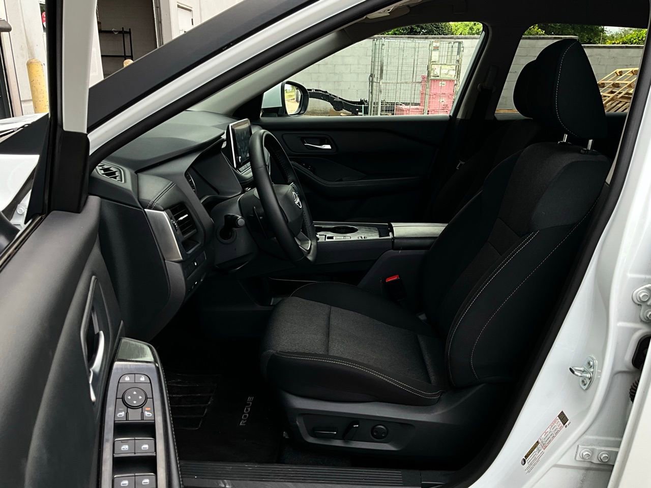 Used 2025 Nissan Rogue SV FWD image 10