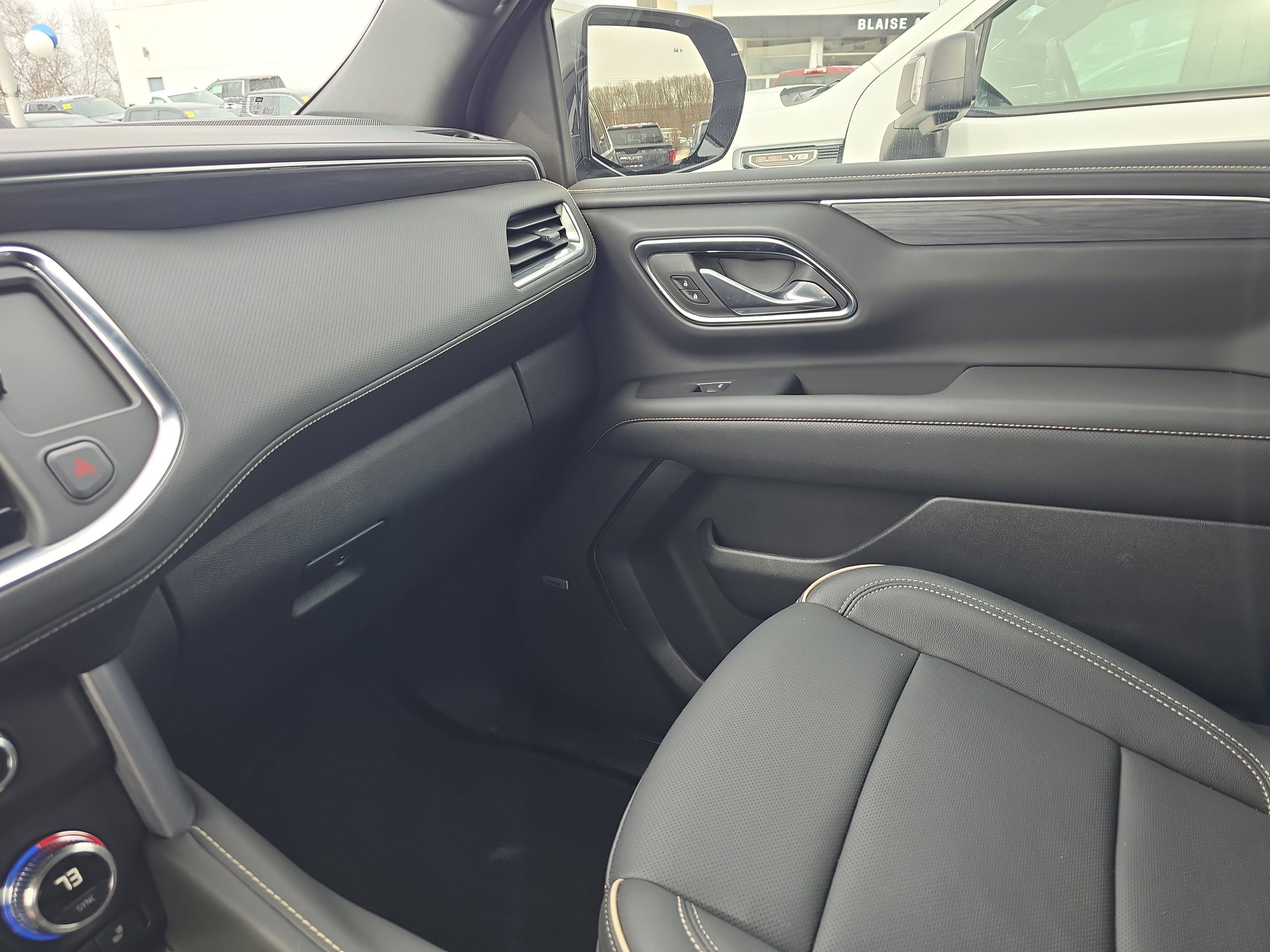 Used 2024 GMC Yukon SLT w/ SLT Luxury Package image 40