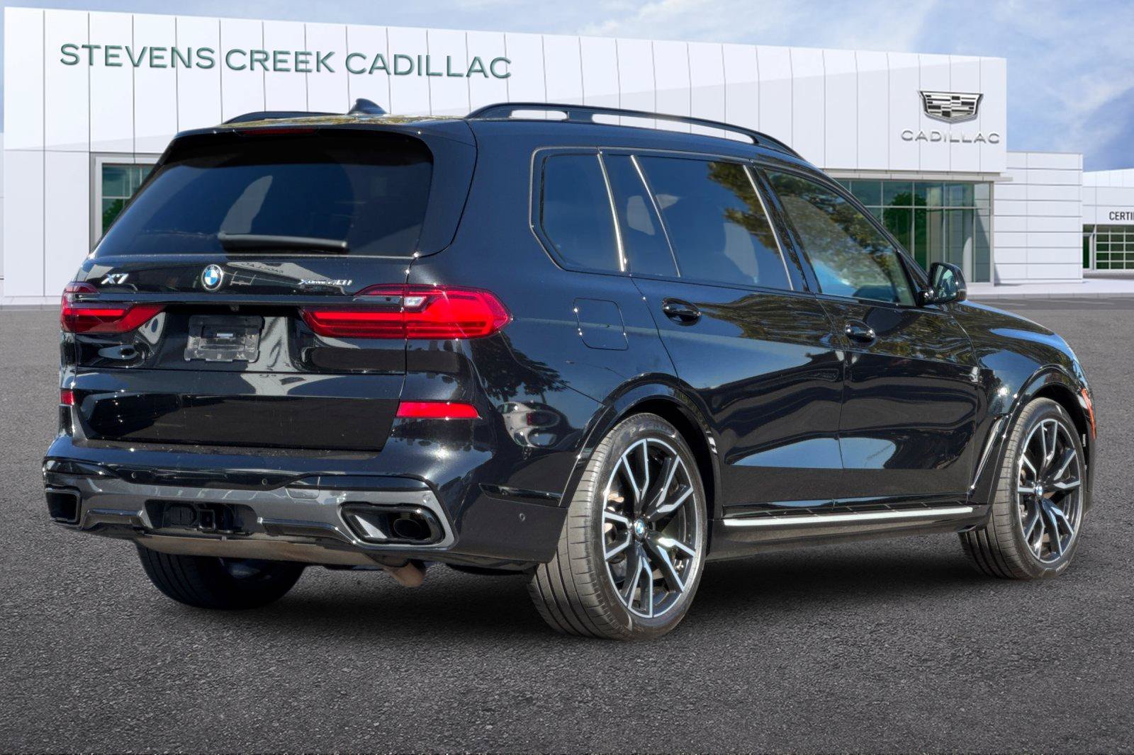 Used 2022 BMW X7 xDrive40i w/ M Sport Package AWD/4WD image 3