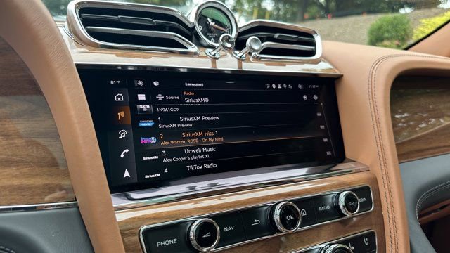 New 2025 Bentley Bentayga Plug-In Hybrid image 23