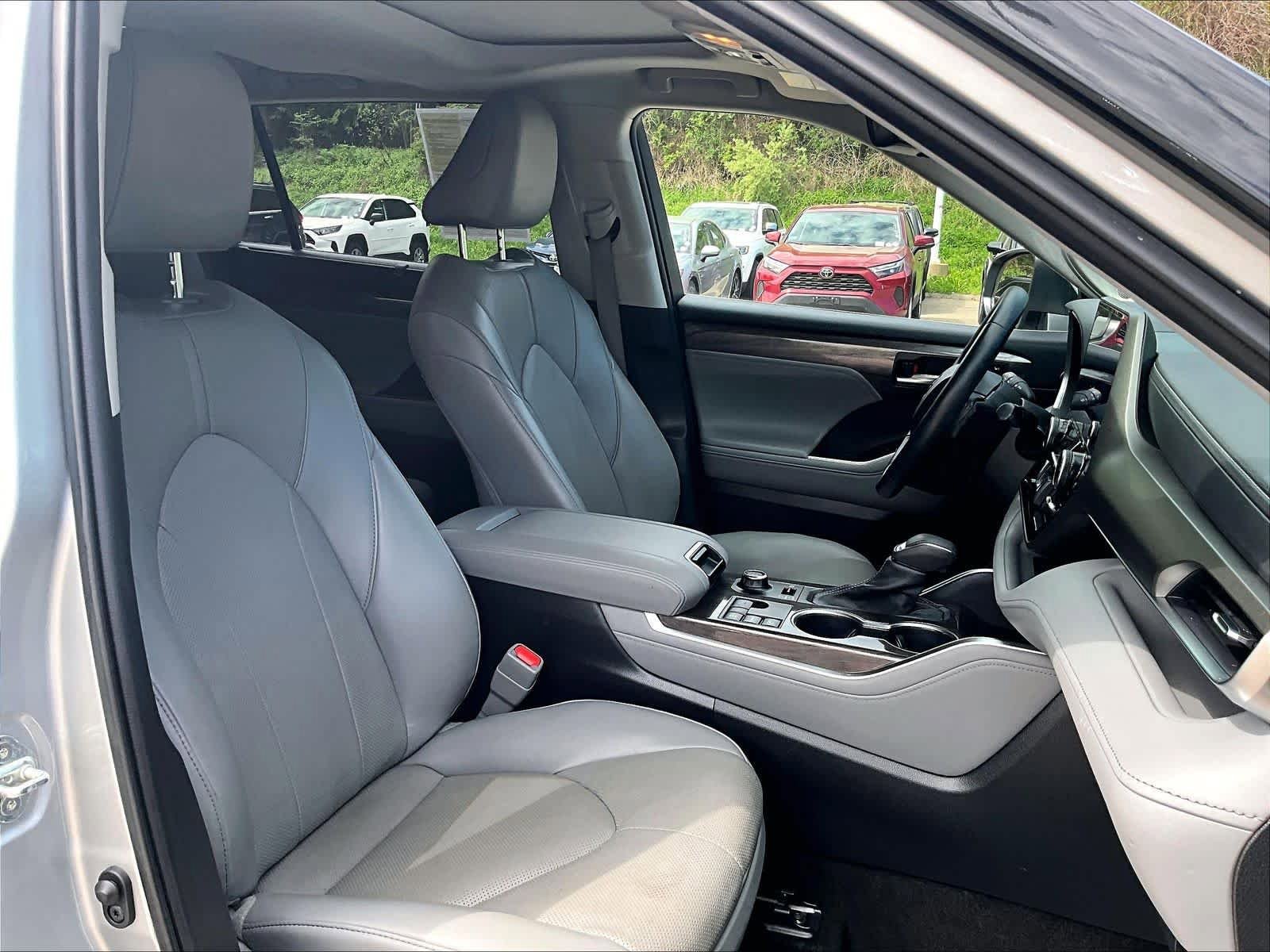 Used 2023 Toyota Highlander Limited AWD/4WD image 11