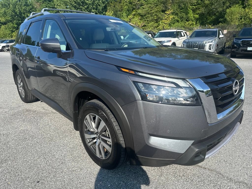 Used 2025 Nissan Pathfinder SL FWD image 3