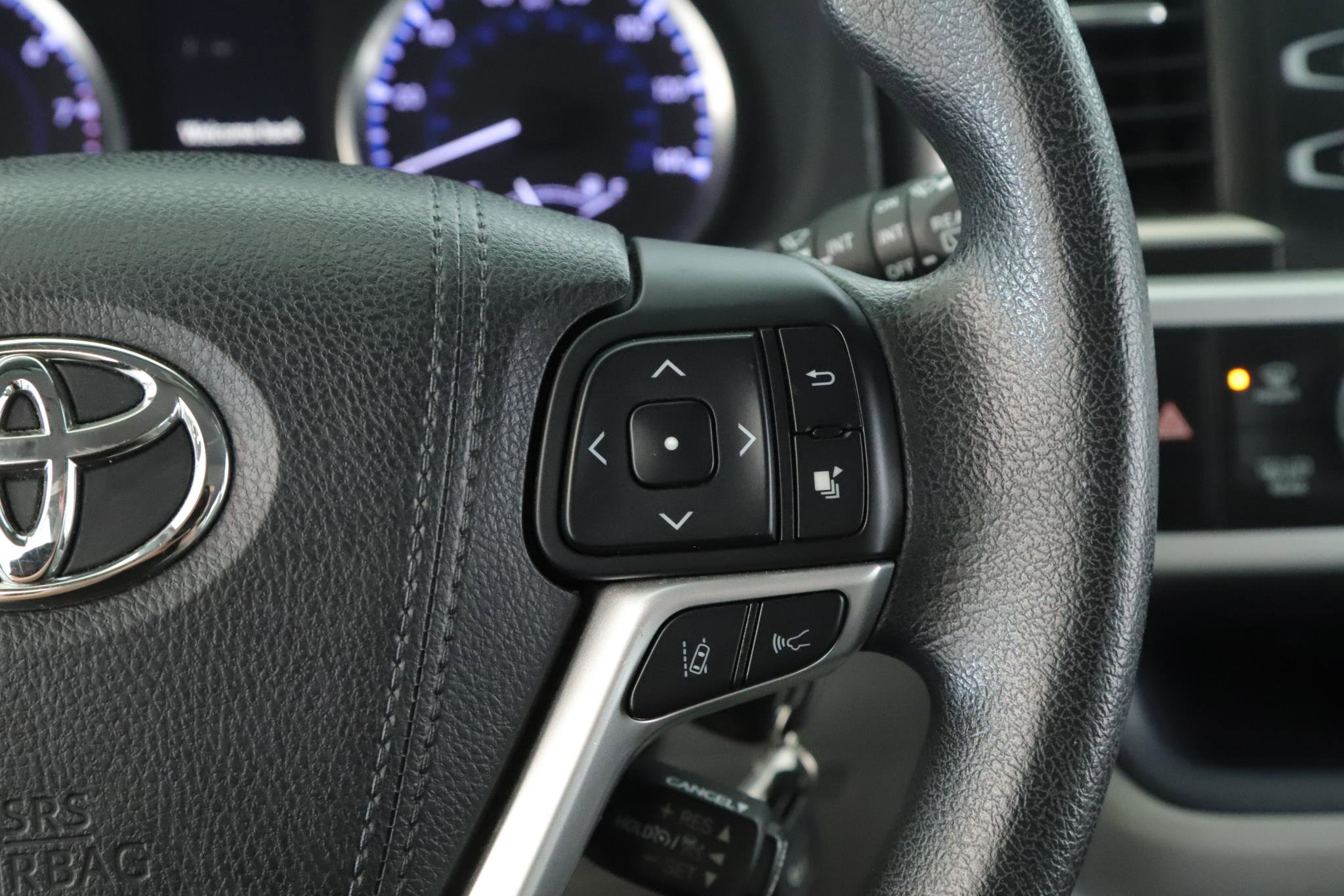 Used 2018 Toyota Highlander LE AWD/4WD image 8