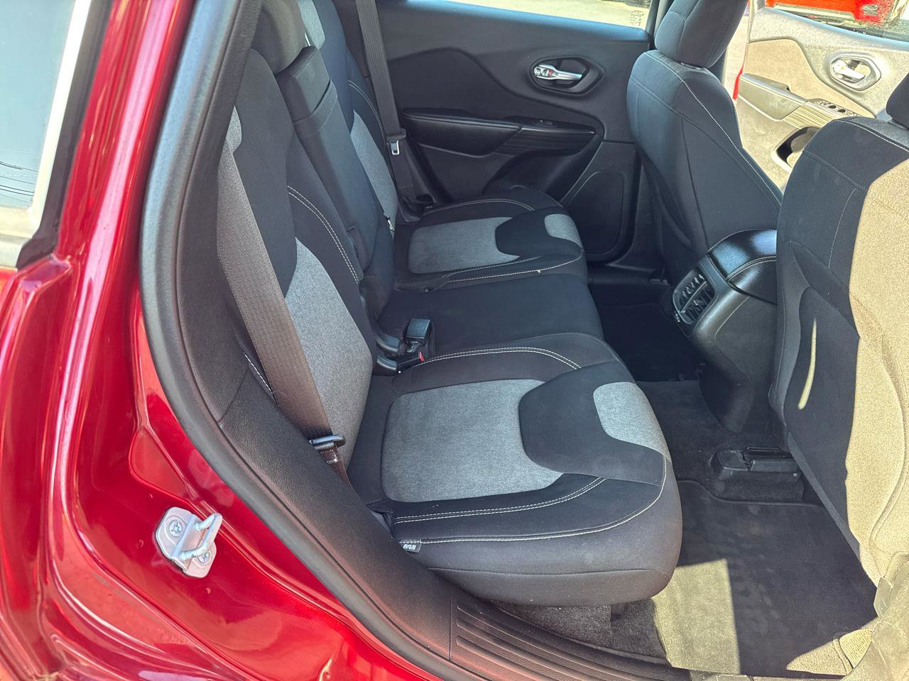 Used 2015 Jeep Cherokee Sport image 9