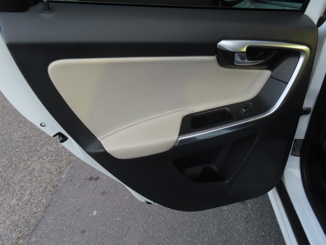 Used 2017 Volvo XC60 T5 Dynamic w/ Preferred Option Package image 10